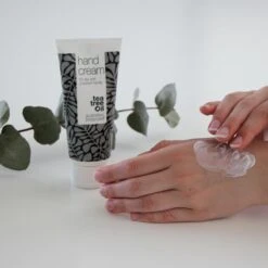 Australian Bodycare Hand Cream 100 Ml - Handcrème Voor Mannen & Vrouwen Met Zeer Droge Handen En Gebarsten Huid Met Tea Tree Olie - Dringt Snel In De Huid, Zonder Deze Vet Te Maken - Ondersteunt Het Herstellend Vermogen Van De Huid -Verzorgings Producten Winkel 1200x1200 317