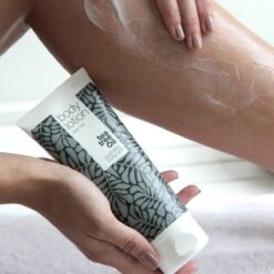 Australian Bodycare Body Lotion 200 Ml - Bodylotion Met Tea Tree Olie Verzorgt En Voorkomt Een Onzuivere En Droge Huid - Vermindert Vlekjes, Puistjes, Jeuk, Jeugdpuistjes, Lichaamsgeurtjes & Zweetvoeten - Geschikt Voor Vrouwen & Mannen -Verzorgings Producten Winkel 1200x1200 617