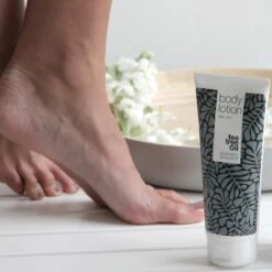 Australian Bodycare Body Lotion 200 Ml - Bodylotion Met Tea Tree Olie Verzorgt En Voorkomt Een Onzuivere En Droge Huid - Vermindert Vlekjes, Puistjes, Jeuk, Jeugdpuistjes, Lichaamsgeurtjes & Zweetvoeten - Geschikt Voor Vrouwen & Mannen -Verzorgings Producten Winkel 1200x1200 619